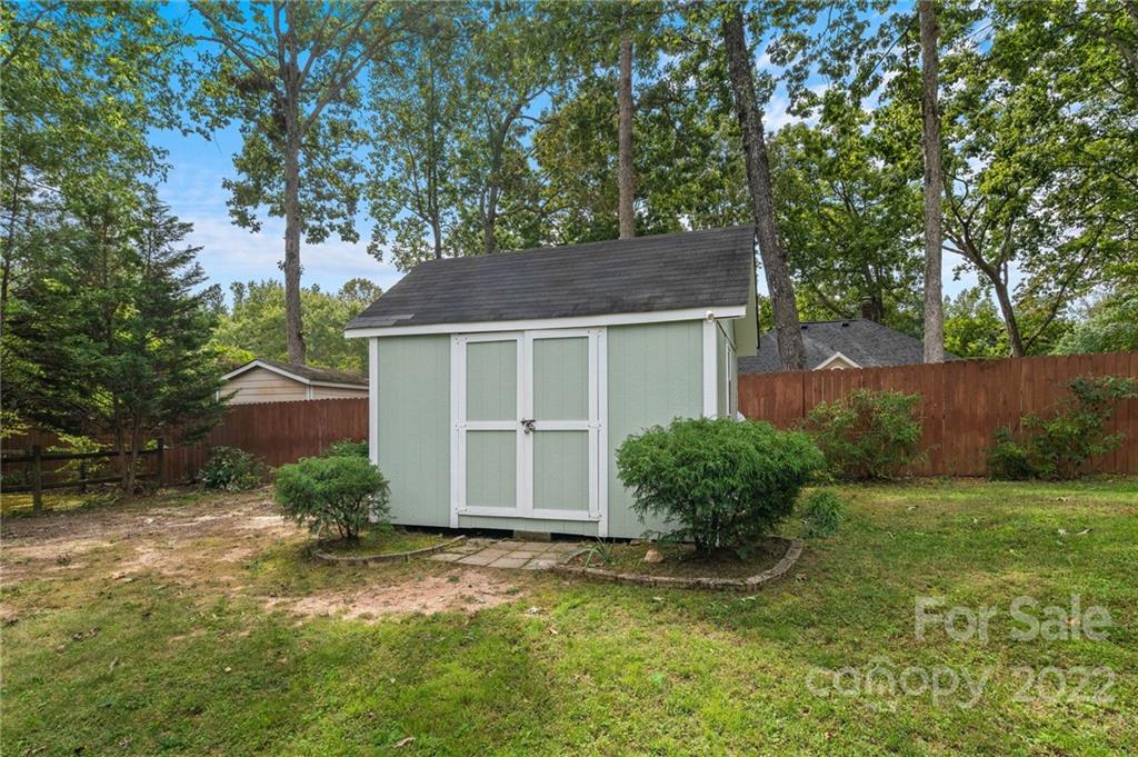 7192 Brookridge Drive Denver, NC 28037 - Photo 25 of 30 front view of a house with a yard