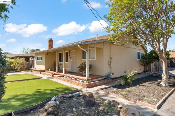 a view of a house with backyard
