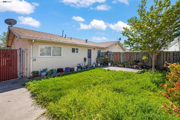 a view of backyard of the house