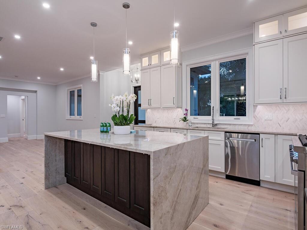 2900 Crayton Road Naples, FL 34103 - Photo 7 of 39 Gallery Image 7