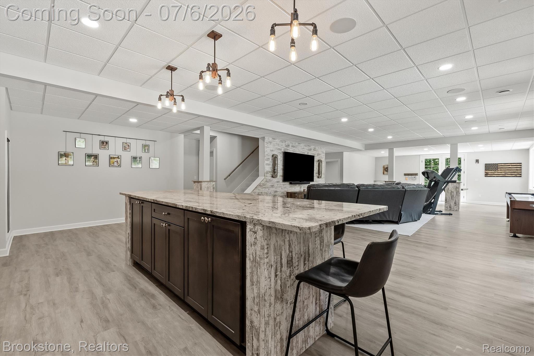5458 Boulderwood Ridge Clarkston, MI 48348 - Photo 45 of 52 Island seating for 6