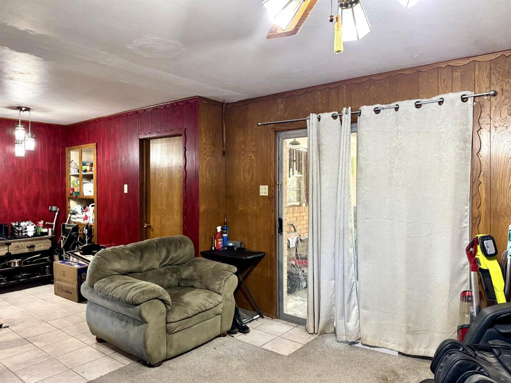 609 South Files Street Itasca, TX 76055 - Photo 14 of 29 a living room with furniture a lamp and a flat screen tv
