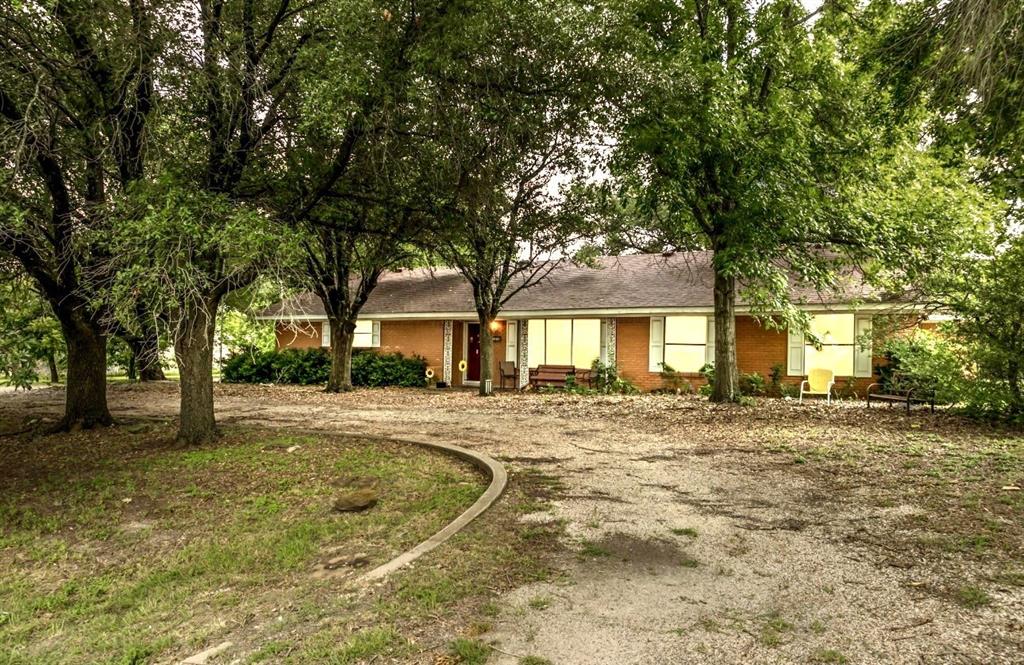 609 South Files Street Itasca, TX 76055 - Photo 2 of 29 a view of a house with a yard