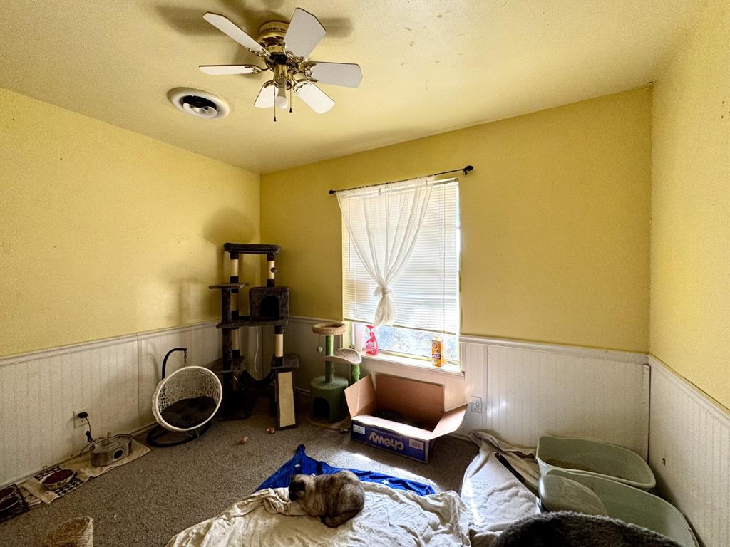 609 South Files Street Itasca, TX 76055 - Photo 24 of 29 a room with musical instruments