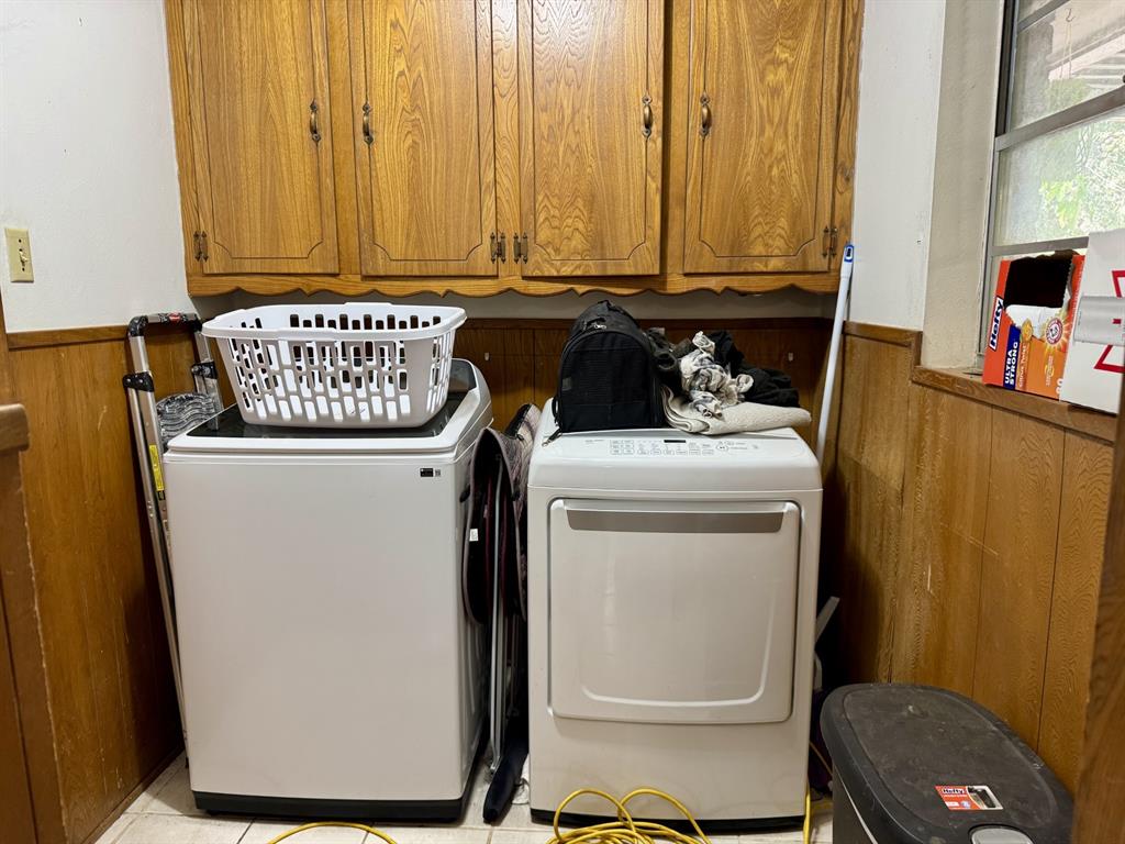609 South Files Street Itasca, TX 76055 - Photo 25 of 29 a utility room with dryer and washer