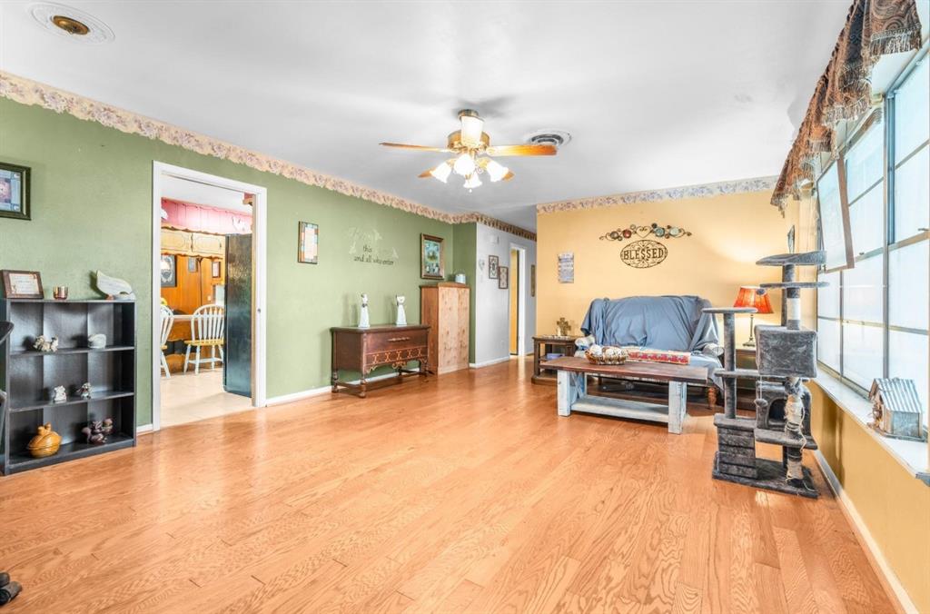 609 South Files Street Itasca, TX 76055 - Photo 6 of 29 a living room with furniture and a flat screen tv