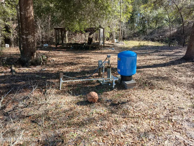 a view of a yard with fountain
