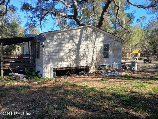 a view of a house with yard and tree s