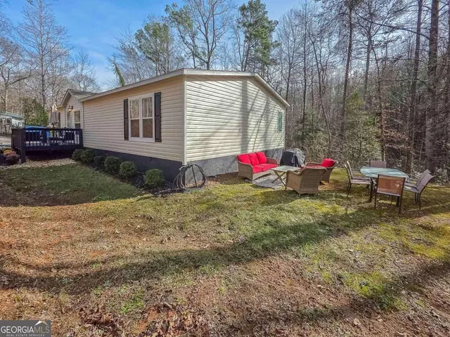 a view of back yard of the house