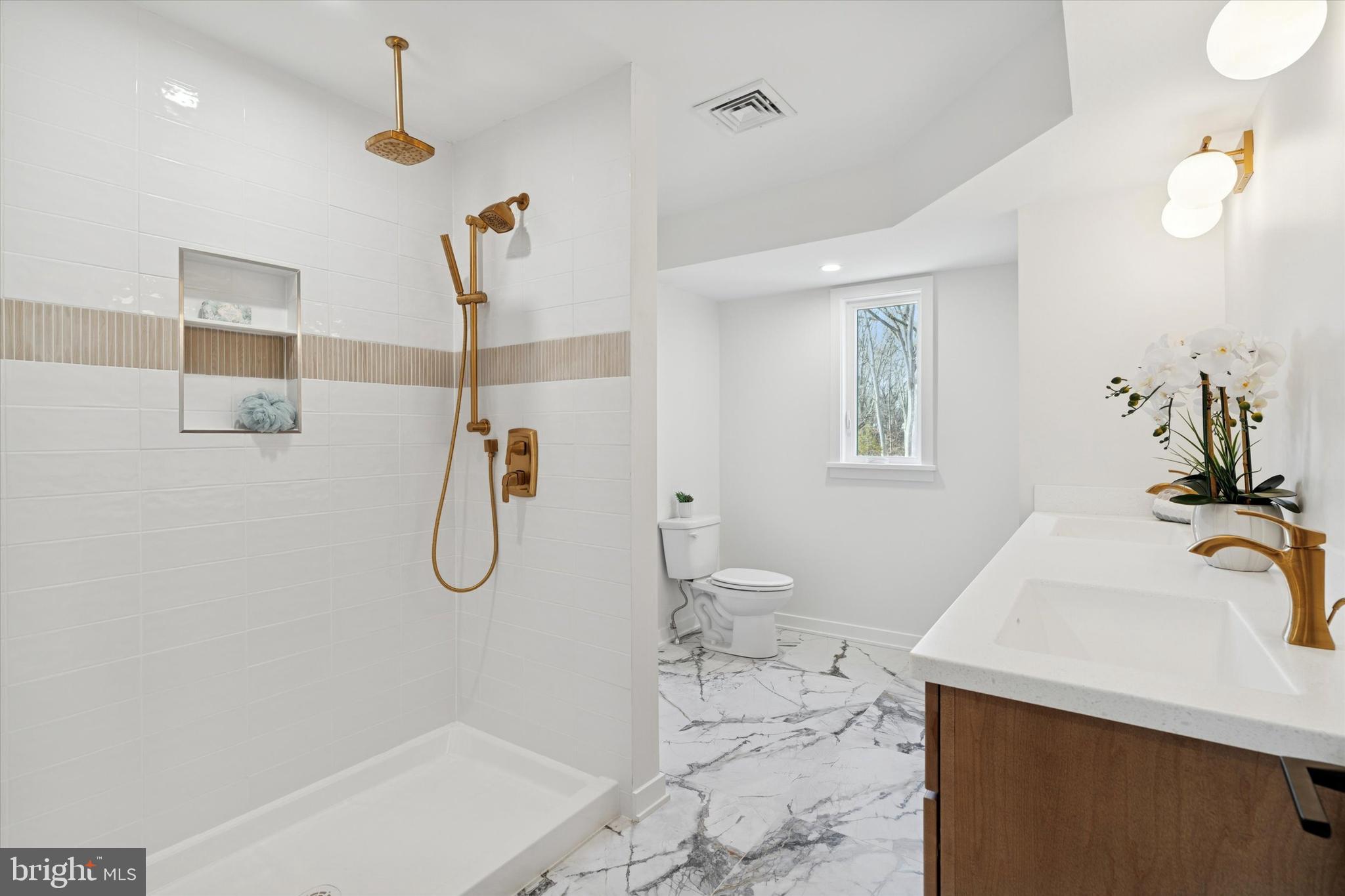 410 Sandy Bank Road Media, PA 19063 - Photo 28 of 53 Ensuite bathroom