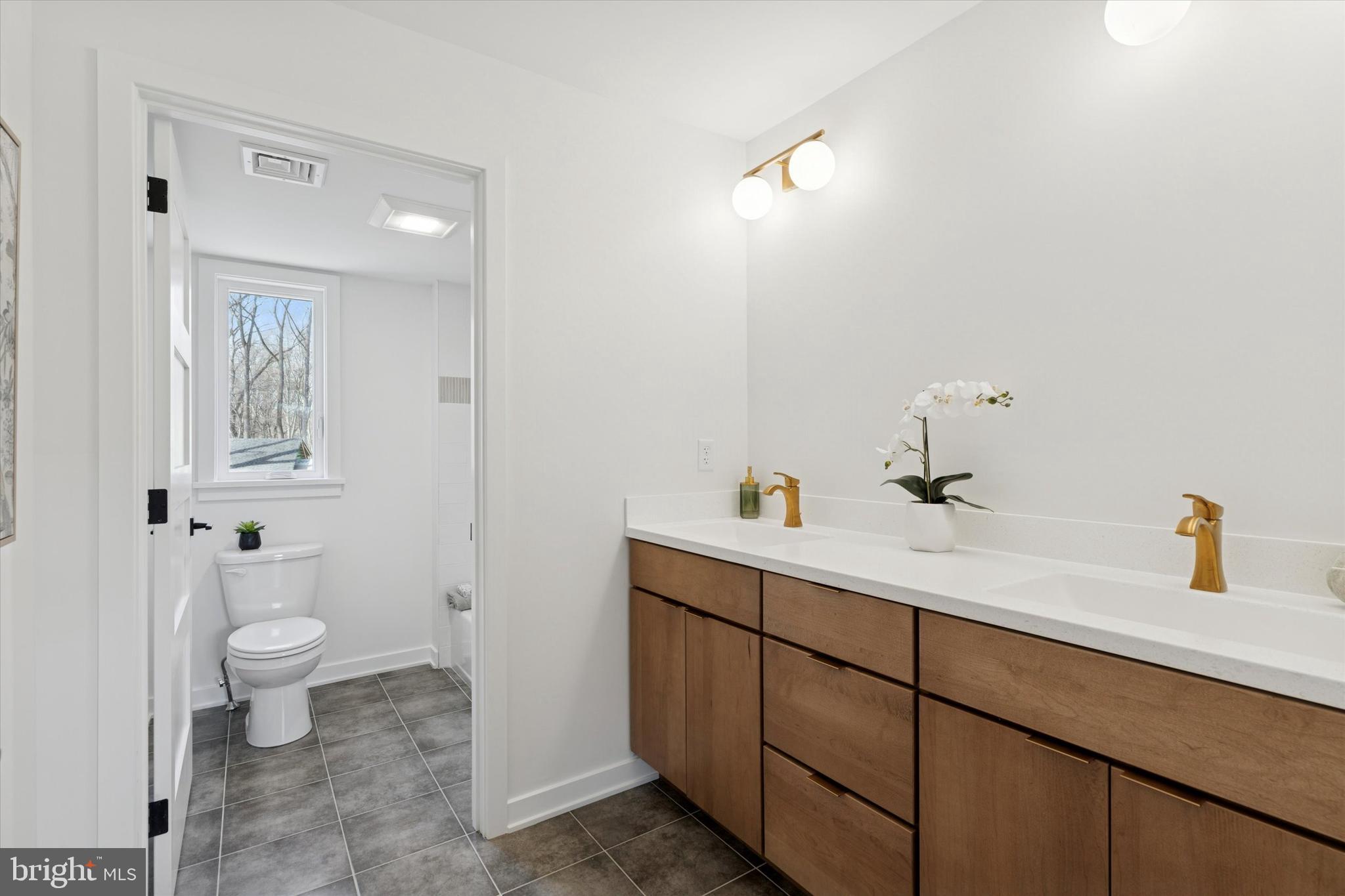 410 Sandy Bank Road Media, PA 19063 - Photo 32 of 53 Hall bathroom