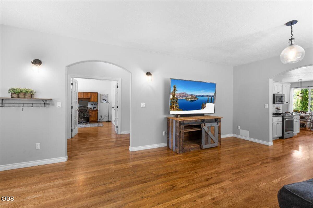 4670 Hillcrest Road Medford, OR 97504 - Photo 9 of 38 Gallery Image 9