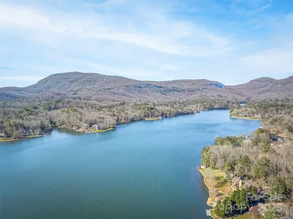 a view of small yard in front of house