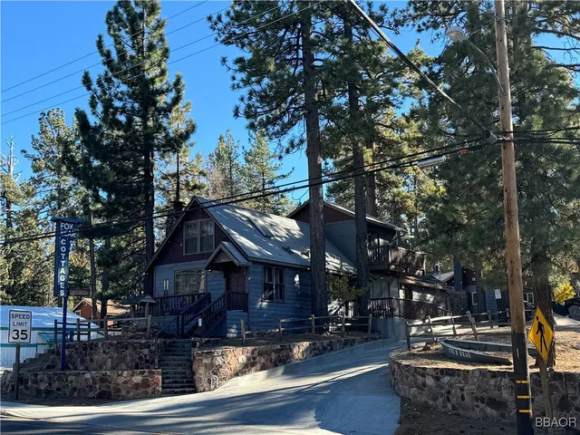 a view of backyard of the house