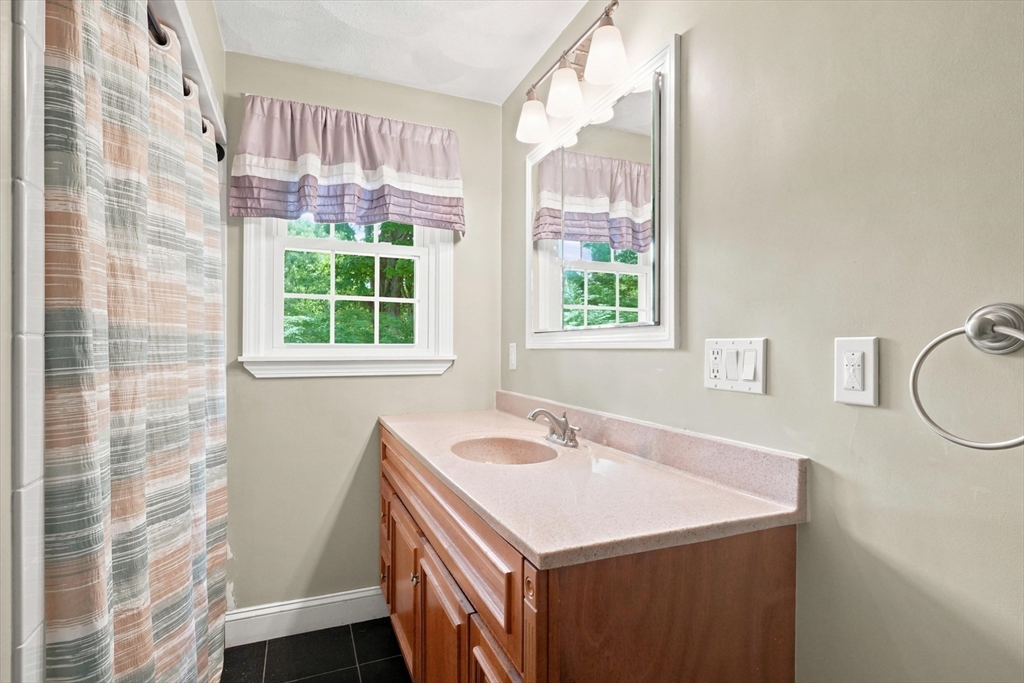 52 Oak Ridge Circle Lynn, MA 01904 - Photo 15 of 42