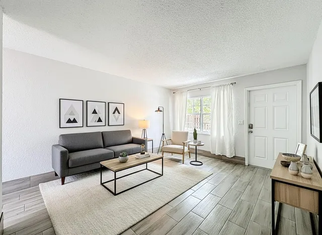 $1,950 | 337 Kenilworth Boulevard, Unit 4, West Palm Beach, FL 33405