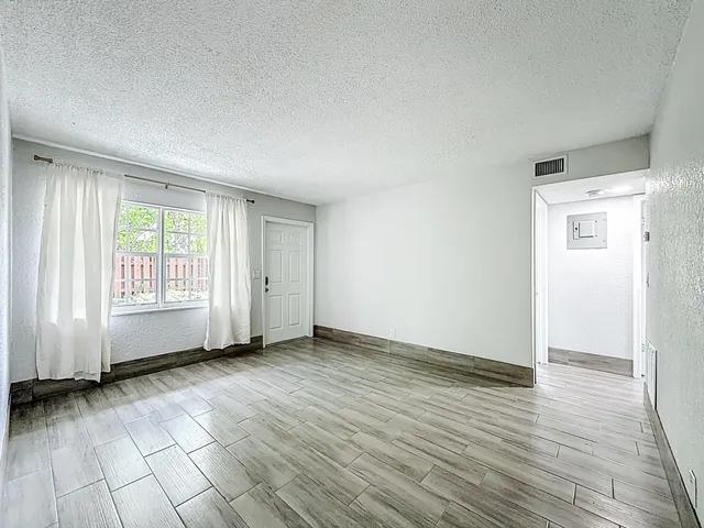 $1,950 | 337 Kenilworth Boulevard, Unit 4, West Palm Beach, FL 33405