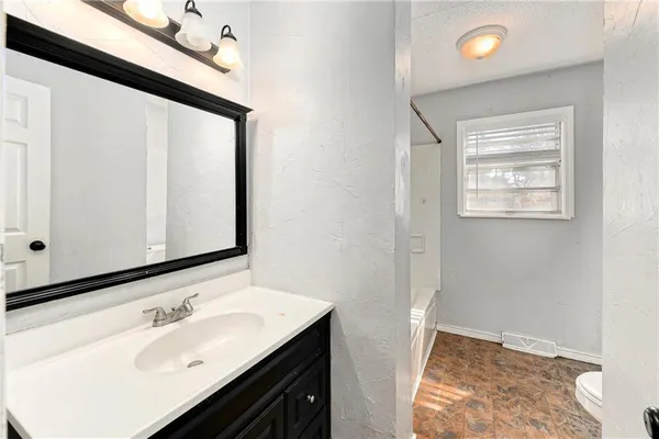 $224,900 | 1103 Northeast Columbus Street, Lee's Summit, MO 64086