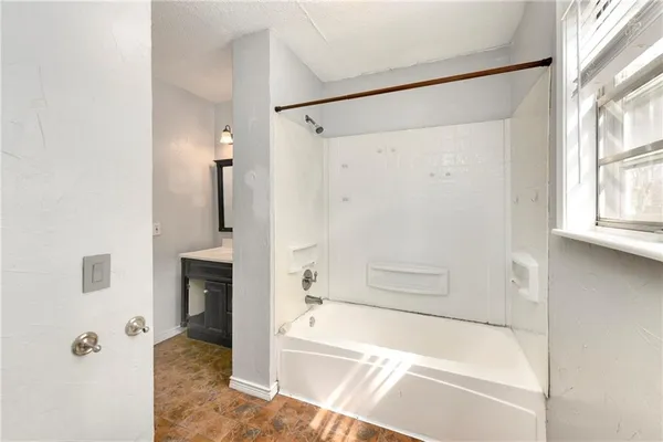 $224,900 | 1103 Northeast Columbus Street, Lee's Summit, MO 64086