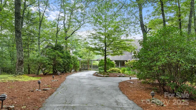 $1,890,000 | 1031 West Rochester Drive, Unit 9, Cashiers, NC 28717