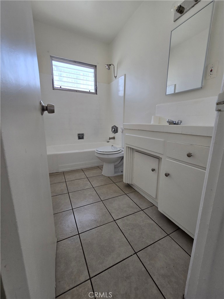 1834 Pine Avenue, Unit 5 Long Beach, CA 90806 - Photo 10 of 11 a spacious bathroom with a toilet a sink a mirror and a bathtub