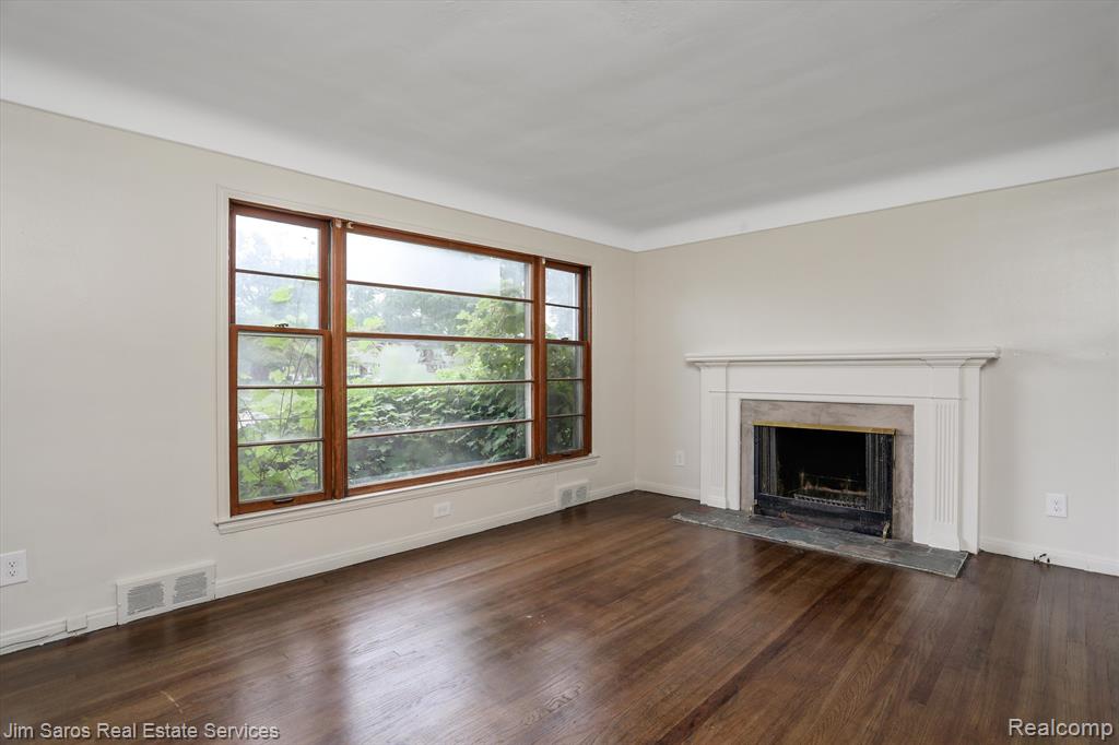 2013 Vernier Road Grosse Pointe Woods, MI 48236 - Photo 4 of 14