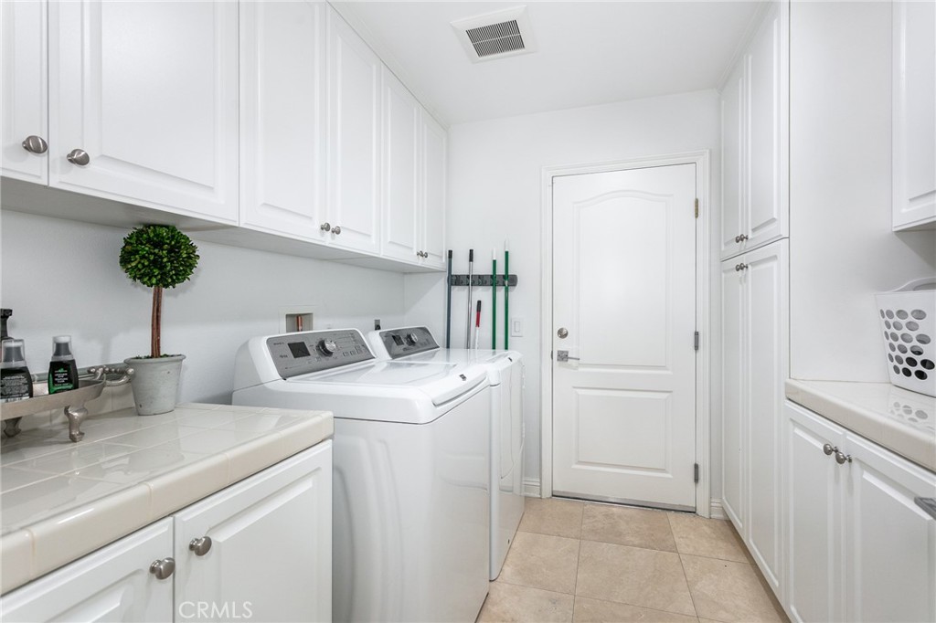 20423 Via Botticelli Porter Ranch, CA 91326 - Photo 15 of 48 Laundry