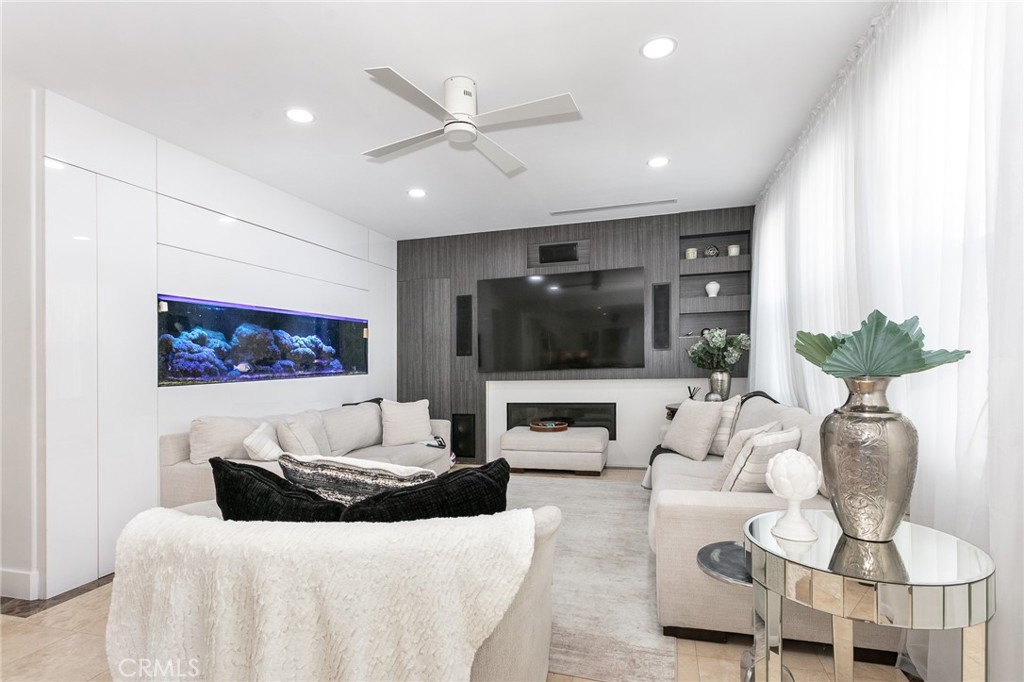 20423 Via Botticelli Porter Ranch, CA 91326 - Photo 9 of 48 Family room