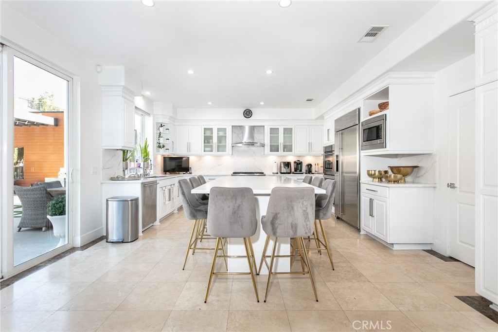 20423 Via Botticelli Porter Ranch, CA 91326 - Photo 10 of 48 Kitchen
