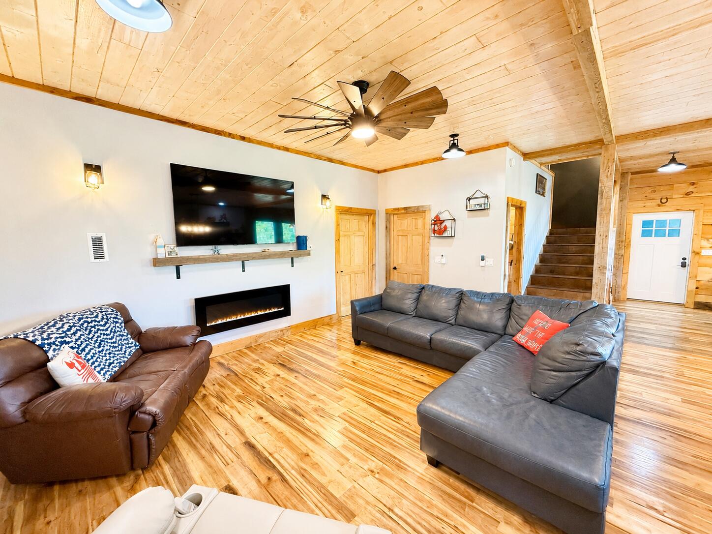 967 Newbury Neck Road Surry, ME 04684 - Photo 18 of 46 Living room