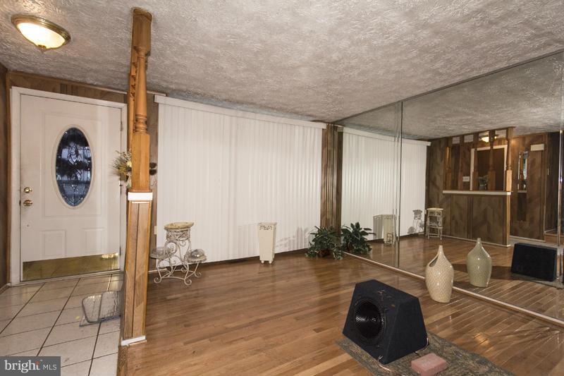 2409 Ridgely Street Baltimore, MD 21230 - Photo 7 of 19 Living Room