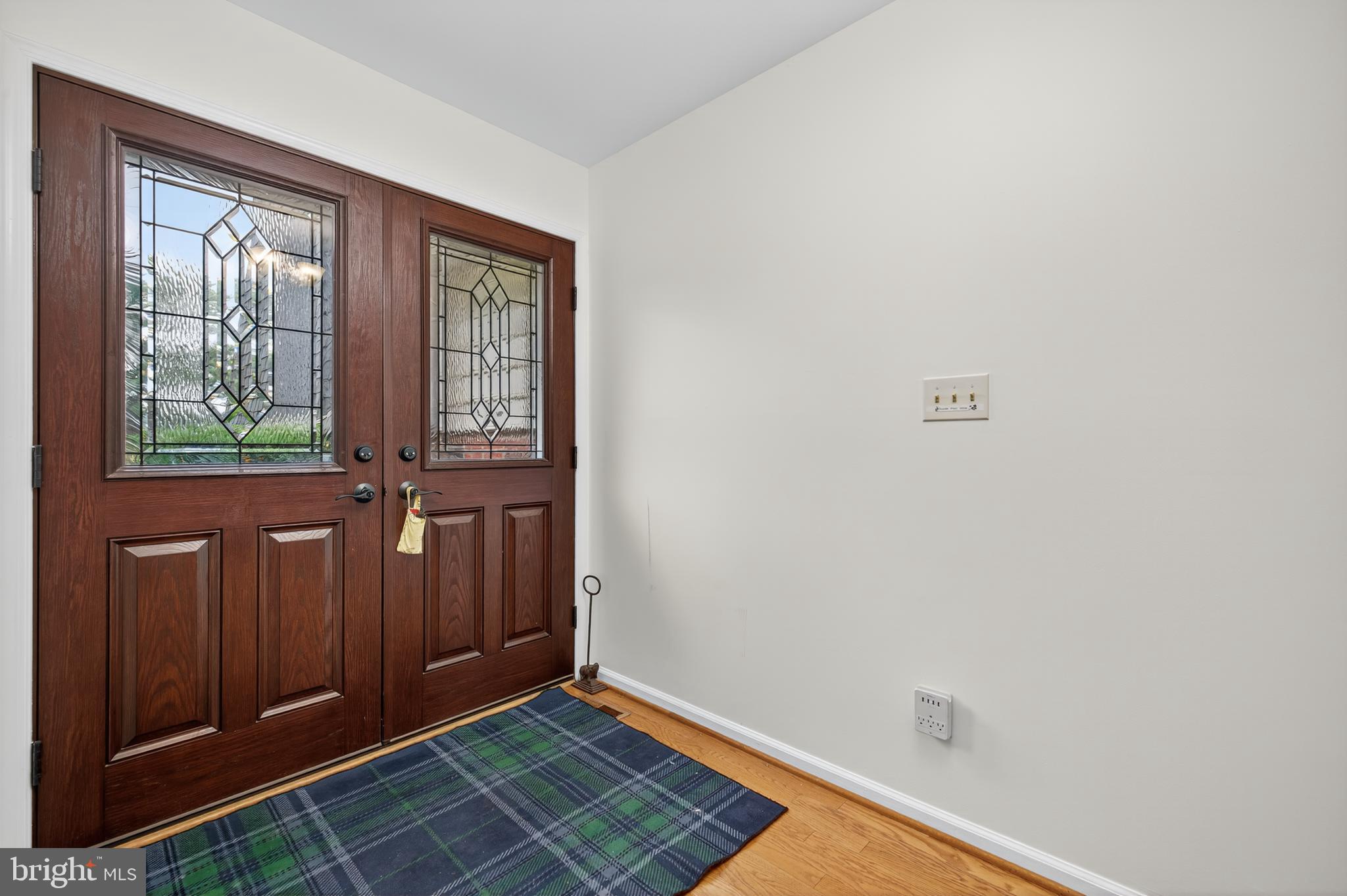 20080 Doolittle Street Gaithersburg, MD 20886 - Photo 3 of 48 an empty room with windows