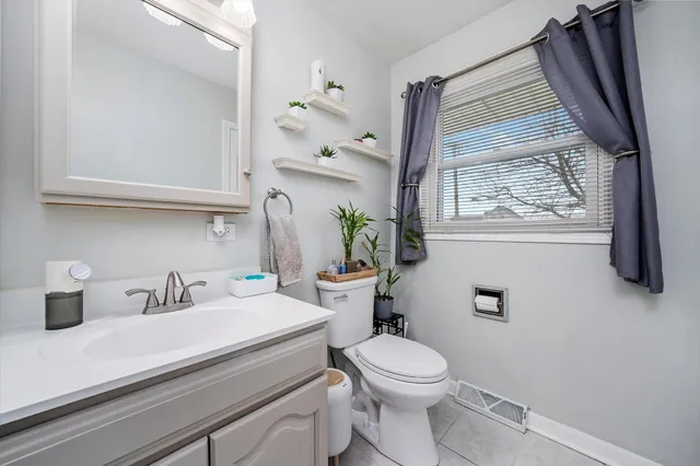 $255,000 | 19404 Wildwood Avenue, Lansing, IL 60438