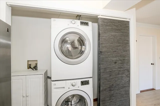 a view of entryway with washer and dryer
