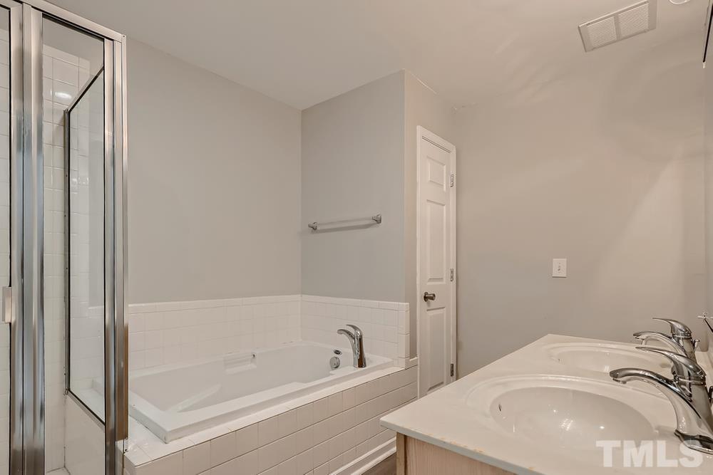 8610 Neuse Landing Lane, Unit 109 Raleigh, NC 27616 - Photo 25 of 28 a bathroom with a bathtub and a sink