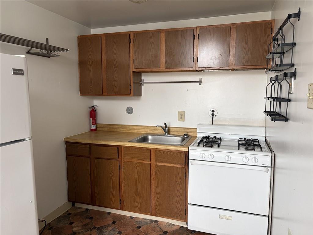 5807 Bartlett Street, Unit 5 Pittsburgh, PA 15217 - Photo 13 of 18 a utility room with dryer washer and empty racks