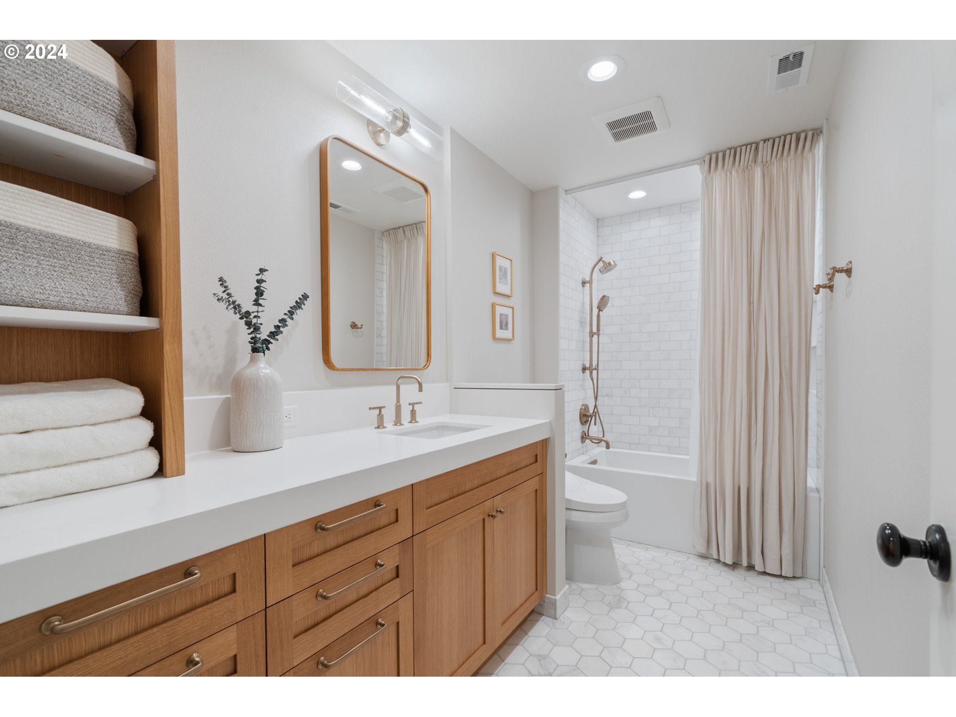 1430 Southwest Highland Road Portland, OR 97221 - Photo 24 of 37 Bathroom