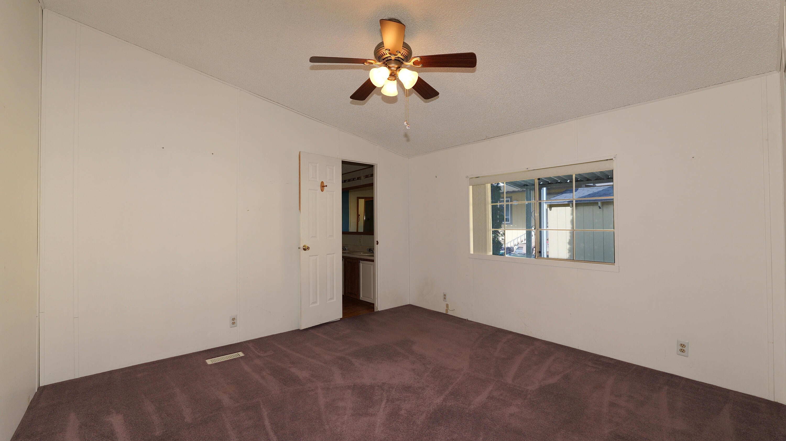 21 Brophy Way, Unit 11 Shady Cove, OR 97539 - Photo 29 of 41 Primary Bedroom