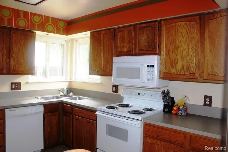 1679 Hampton Road Mount Clemens, MI 48043 - Photo 8 of 21 IMG_9985 - Copy.jpg