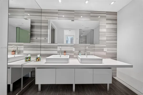 $5,600,000 | 1100 Biscayne Boulevard, Unit 5306, Miami, FL 33132