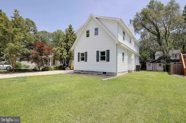 a view of a yard in front of house