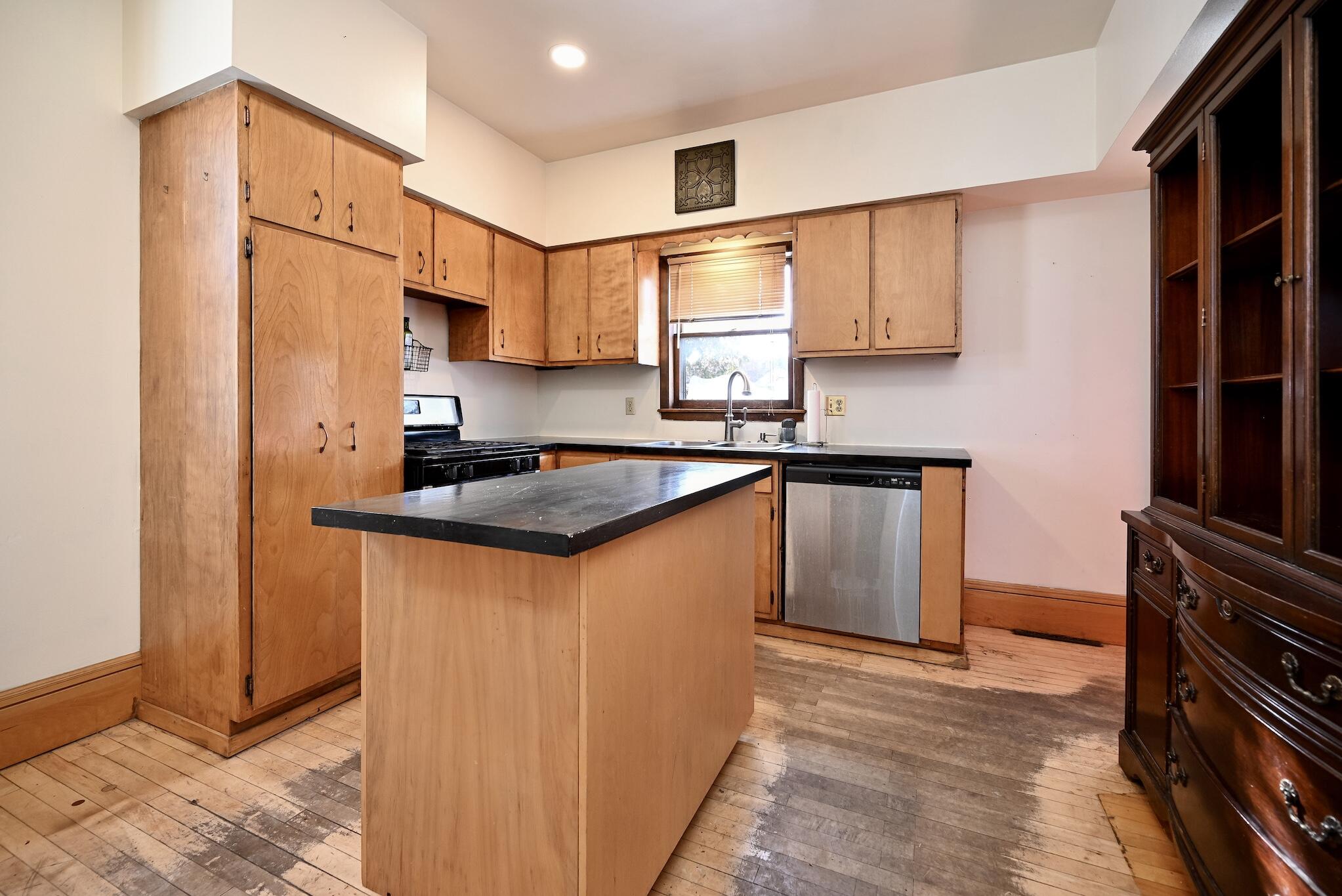 418 Wilson Street Winona, MN 55987 - Photo 11 of 33 11 Kitchen I