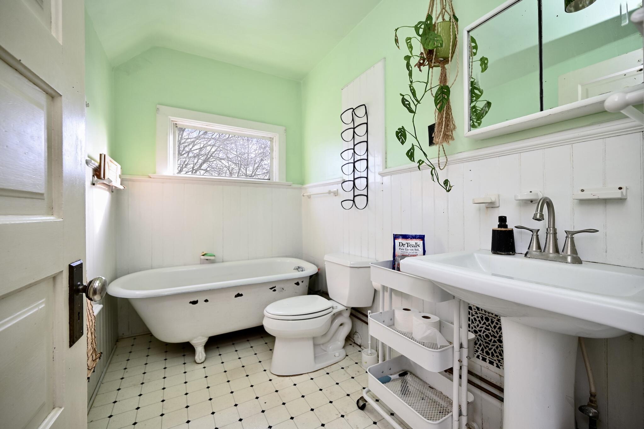 418 Wilson Street Winona, MN 55987 - Photo 25 of 33 25 UL Bathroom