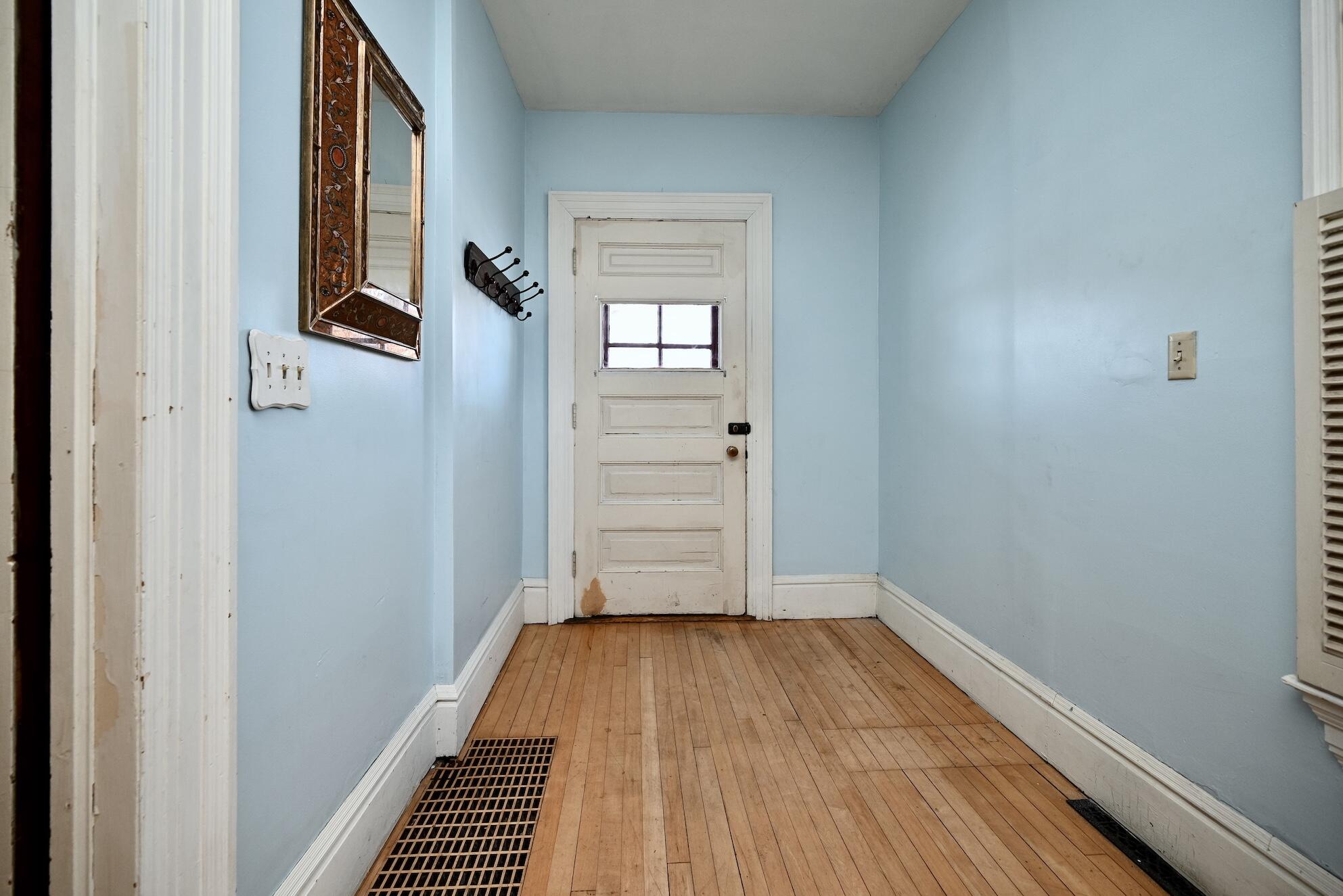418 Wilson Street Winona, MN 55987 - Photo 4 of 33 4 Front Foyer