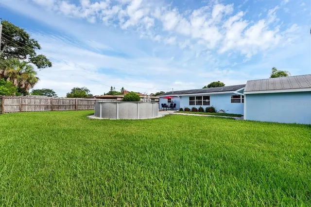 a view of a house with backyard