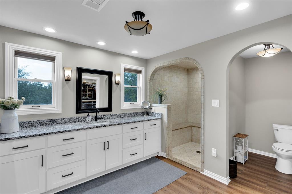 490 James Road Ferris, TX 75125 - Photo 18 of 40 Master Suite bathroom