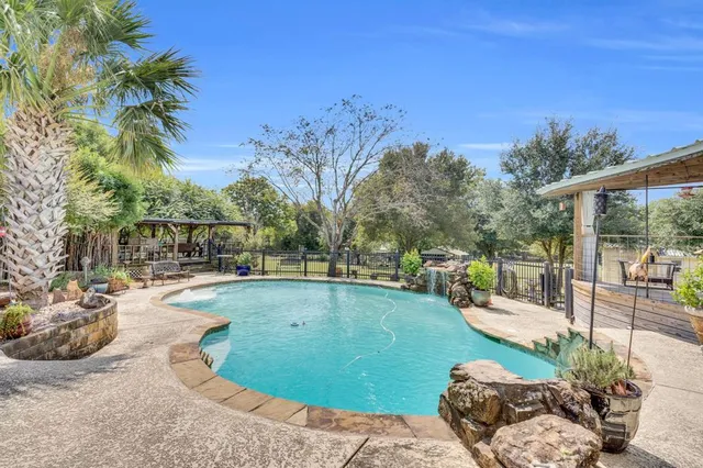 $1,600,000 | 490 James Road, Ferris, TX 75125