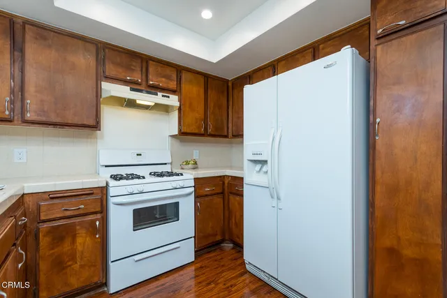 a view of houses with outdoor space and city view