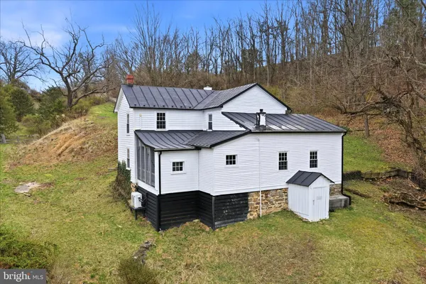 a view of a house with backyard