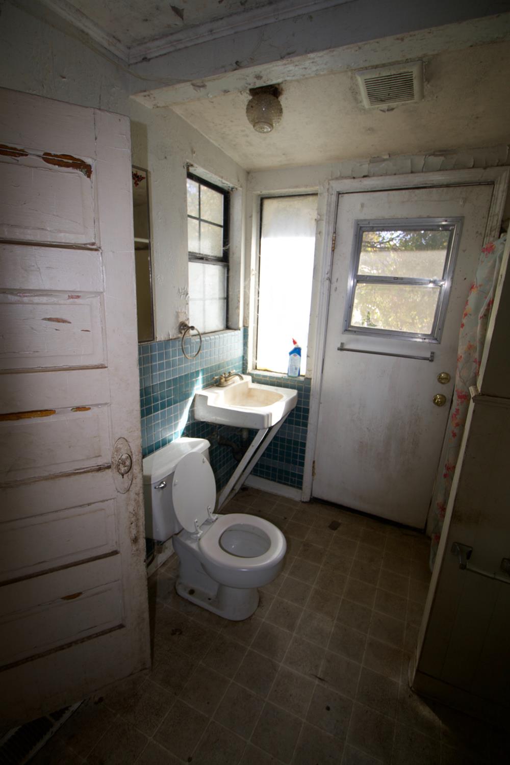 1404 Normal Avenue Chico, CA 95928 - Photo 10 of 12 a room with furniture and window